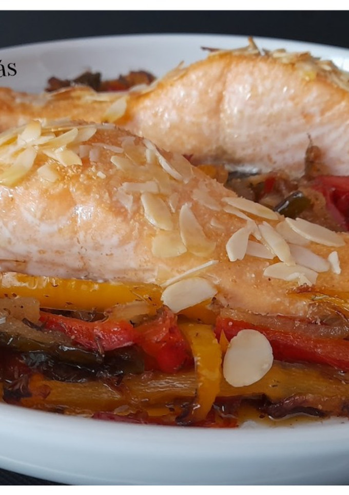Una foto de Salmón al horno con verdura