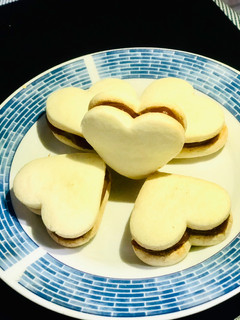 Una foto de Alfajores (maicena) con forma de corazón ❤️ de dulce de leche ❤️