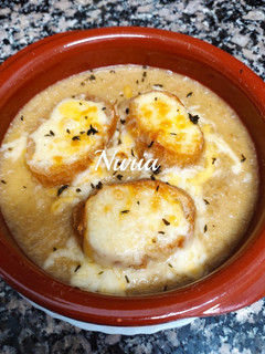 Una foto de Sopa de cebolla y tomillo