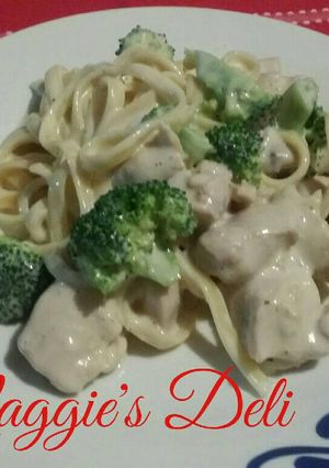 Una foto de Fetuccini Alfredo con pollo y brócoli