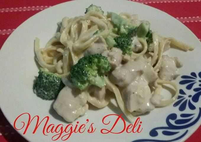 Fetuccini Alfredo con pollo y brócoli Receta de Maggie- Cookpad