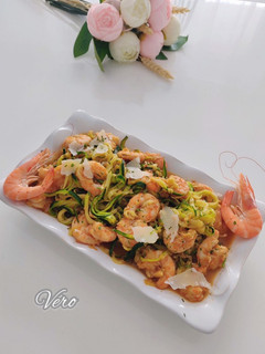A picture of Spaghettis de courgettes aux crevettes.