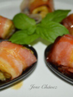 Una foto de Pincho canario de plátano, bacon y miel