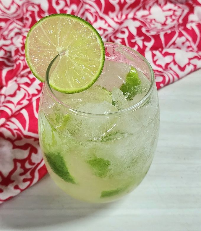 Una foto de 🍹🍋‍🟩 Caipirinha 🍋‍🟩🍹