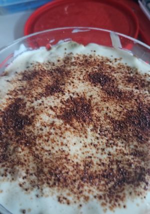 Una foto de Carlota de limón con café