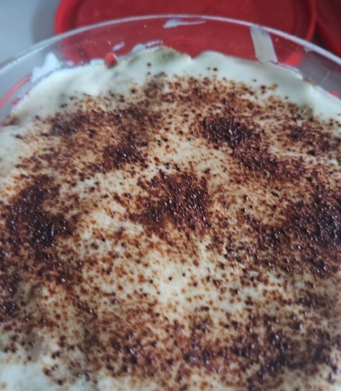Una foto de Carlota de limón con café