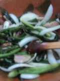 Rajas de chiles de aguas o temporada con cebolla para tacos