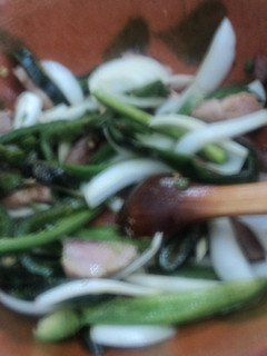 Una foto de Rajas de chiles de aguas o temporada con cebolla para tacos