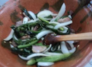 Una foto de Rajas de chiles de aguas o temporada con cebolla para tacos