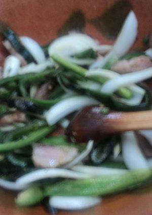 Una foto de Rajas de chiles de aguas o temporada con cebolla para tacos