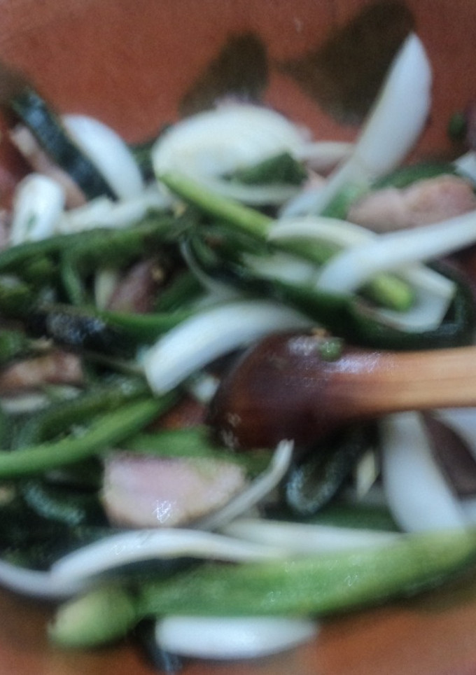 Una foto de Rajas de chiles de aguas o temporada con cebolla para tacos
