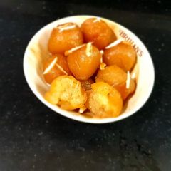 A picture of Gulab Jamun.