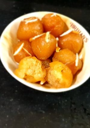 A picture of Gulab Jamun.