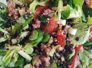 Una foto de Ensalada de cebada, lentejas con macha tomate y cebolleta