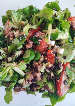 Una foto de Ensalada de cebada, lentejas con macha tomate y cebolleta