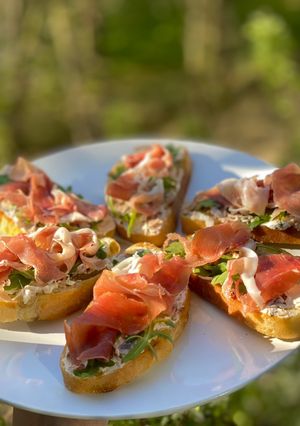 Фото Брускетта с сырным кремом, вялеными томатами и хамоном 😋.