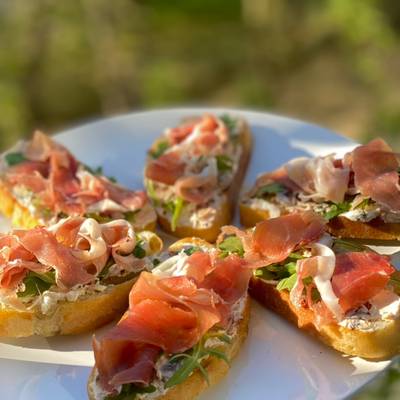 Брускетты с помидорами и базиликом рецепт – Итальянская кухня: Сэндвичи. «Еда»