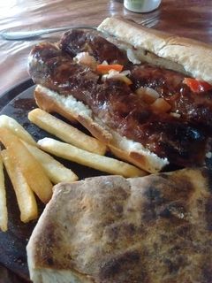 Una foto de Choripa y tortilla santiagueña con fritas