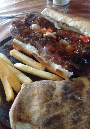 Una foto de Choripa y tortilla santiagueña con fritas