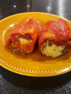 Una foto de Locotes 🌶🌶 rellenos en salsa de tomate 🍅🍅