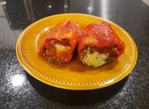 Una foto de Locotes 🌶🌶 rellenos en salsa de tomate 🍅🍅