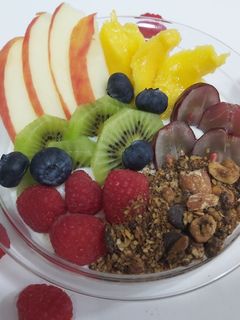 Una foto de Frutas con granola casera🍓🍎🥝