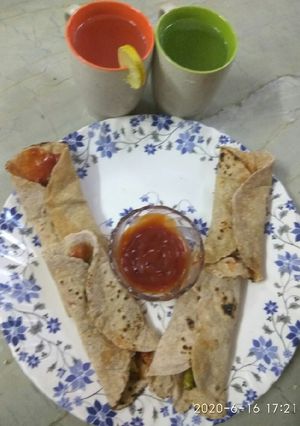 A picture of Chatpati roti sauce with Lemon juice.