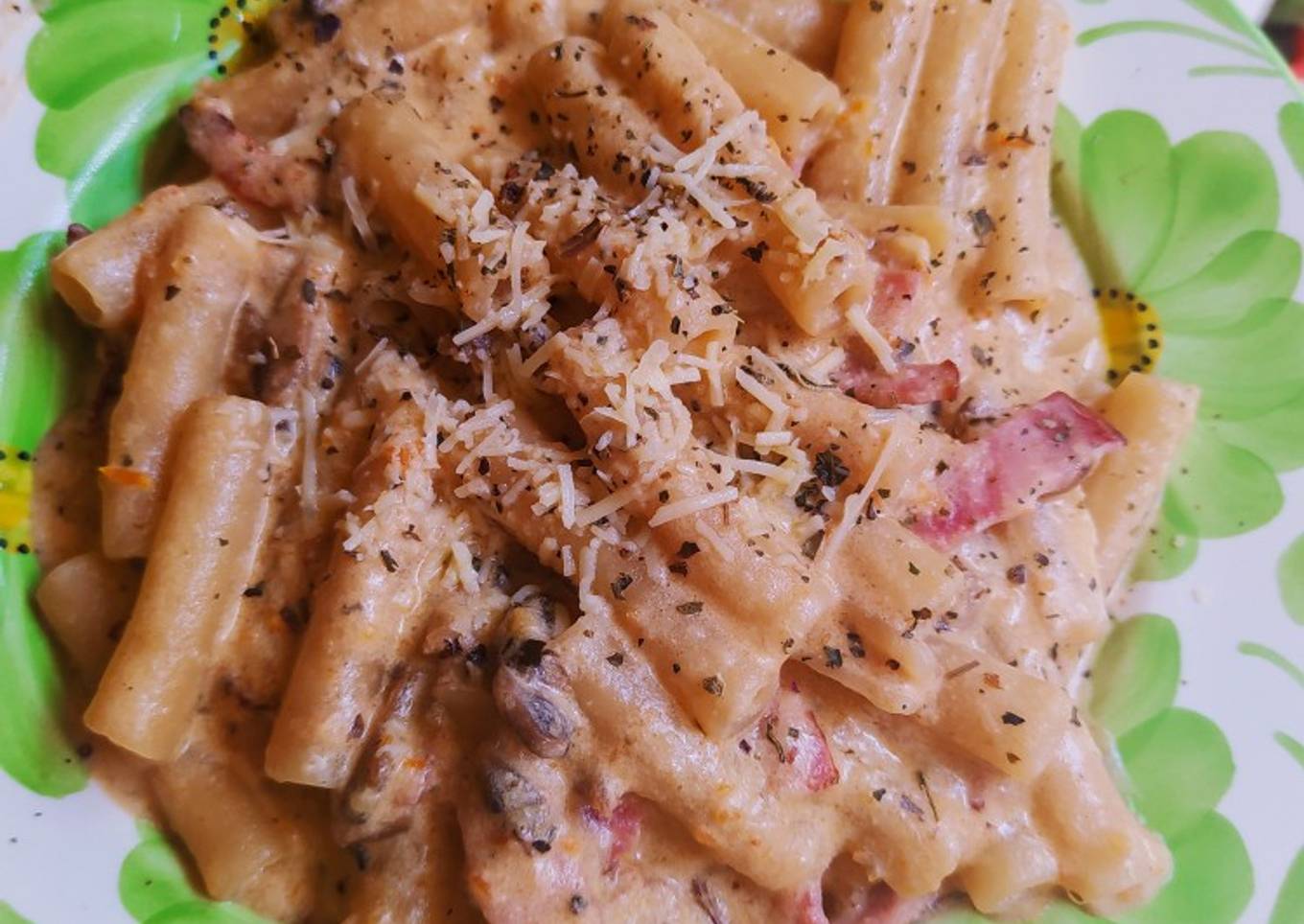 Pasta Alfredo-No convencional con tocineta y champiñones