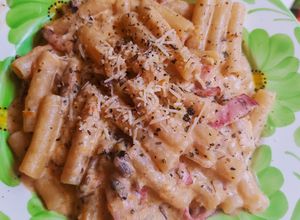 Una foto de Pasta Alfredo-No convencional con tocineta y champiñones