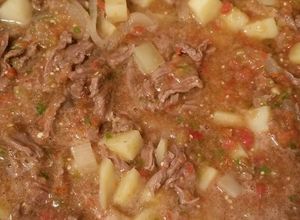 Una foto de Carne con chile y papas de mi abuelita (fácil y delicioso)