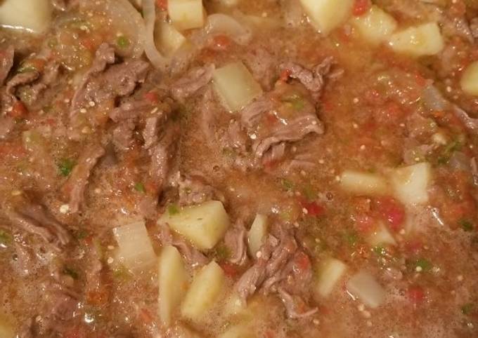 Carne con chile y papas de mi abuelita (fácil y delicioso) Receta de Nancy  Estrada- Cookpad