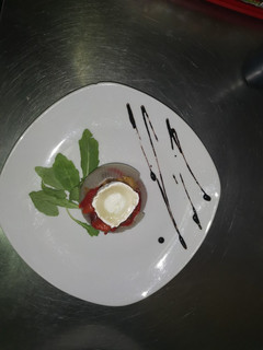 Una foto de Timbal de escalibada con queso de cabra