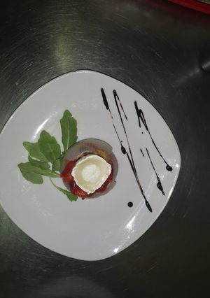 Una foto de Timbal de escalibada con queso de cabra
