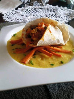 Una foto de Fajita con relleno de verduras y salsa de mango