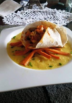 Una foto de Fajita con relleno de verduras y salsa de mango