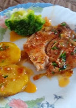 Una foto de Atún fresco con tomate