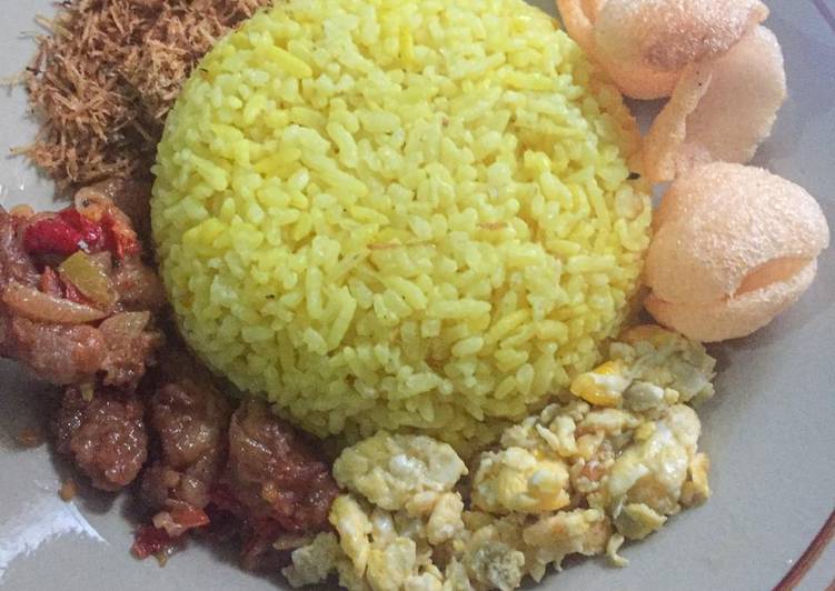 Cara termudah untuk Musim Gugur saat makan malamNasi gurih saffron