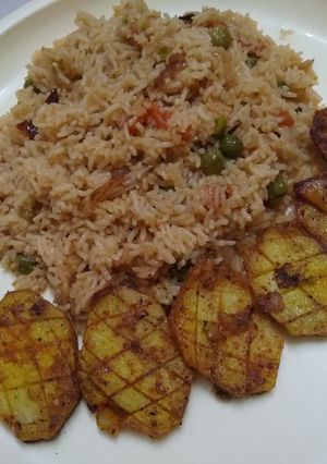 A picture of Mutter pulao and aloo fry.