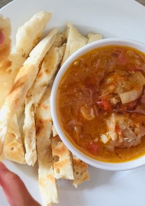 Hình của món Ăn vặt: Bánh mì que nướng chảo chấm nước sốt cà chua hành tây.
