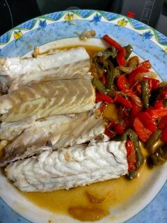 Una foto de Lomos de lubina con pimientos