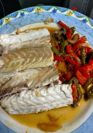 Una foto de Lomos de lubina con pimientos