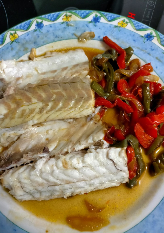 Una foto de Lomos de lubina con pimientos