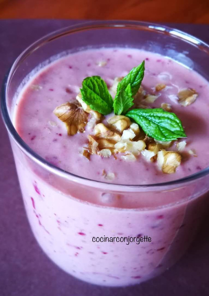 Una foto de Smoothie morado de brevas y ciruelas