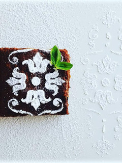 Una foto de Brownie de chocolate, naranja y albahaca