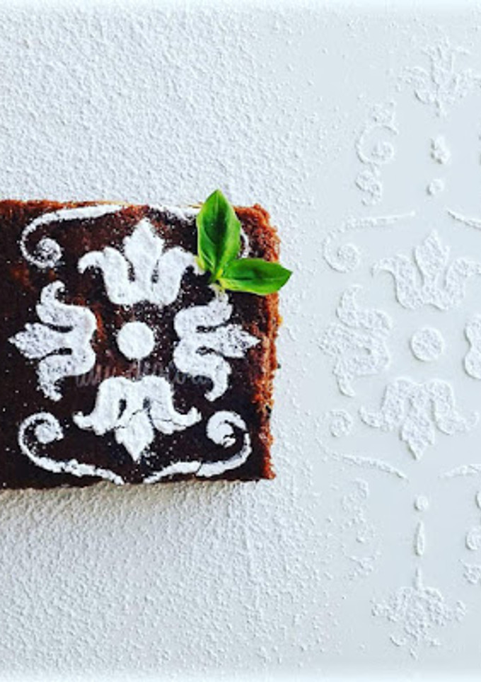 Una foto de Brownie de chocolate, naranja y albahaca