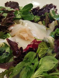 Una foto de Ensalada de bacalao ahumado con guacamole