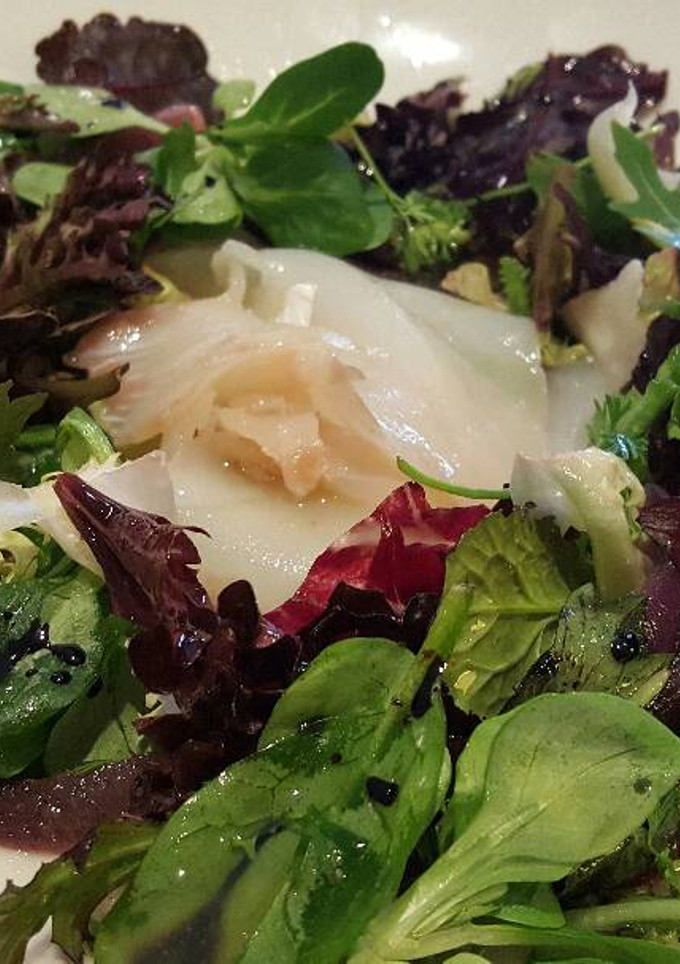 Una foto de Ensalada de bacalao ahumado con guacamole