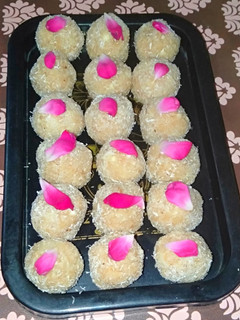मलाई नारियल लड्डू (Malai nariyal laddu recipe in hindi) रेसिपी मुख्य फोटो