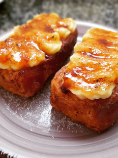 Una foto de Torrijas al anís con crema pastelera y azúcar quemada