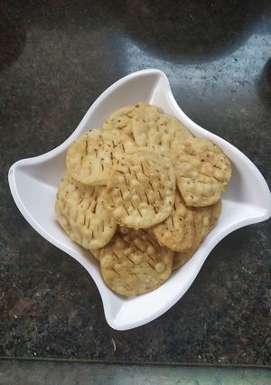 મેંદા ની ફરસી પૂરી (Farsi Puri Recipe In Gujarati) રેસીપી મુખ્ય ફોટો
